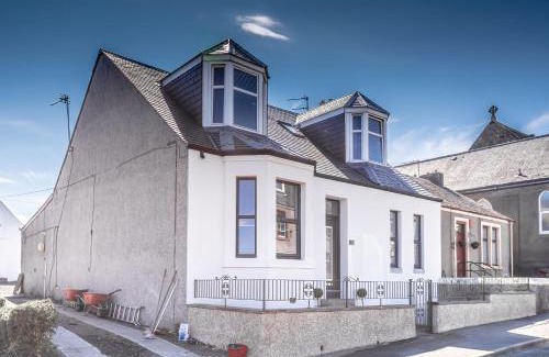 Kelty Casa | 4 Bed-Sleeps 8- Free Parking-Pets-Hot Tub