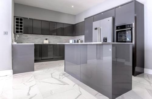 Kelty Casa | 4 Bed-Sleeps 8- Free Parking-Pets-Hot Tub