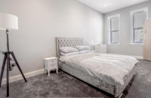 Kelty Casa | 4 Bed-Sleeps 8- Free Parking-Pets-Hot Tub