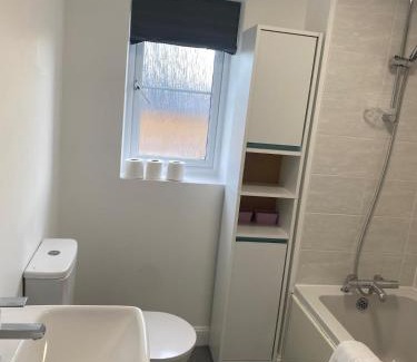 Basingstoke Casa | 4 Bed Station Garden House