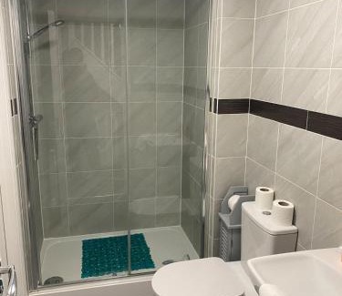 Basingstoke Casa | 4 Bed Station Garden House