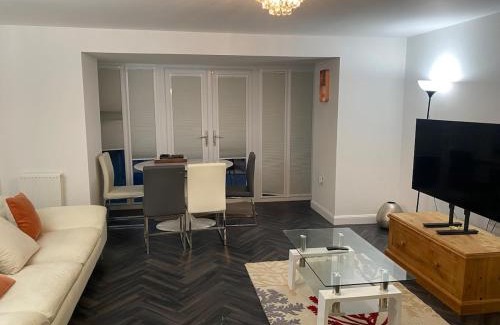 Basingstoke Casa | 4 Bed Station Garden House