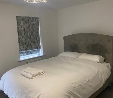 Basingstoke Casa | 4 Bed Station Garden House