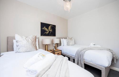 Brunel Casa | 4 Bed Townhouse in Uxbridge Ideal For Families or Contractors By AV Stays Short Lets