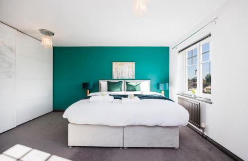 Brunel Casa | 4 Bed Townhouse in Uxbridge Ideal For Families or Contractors By AV Stays Short Lets