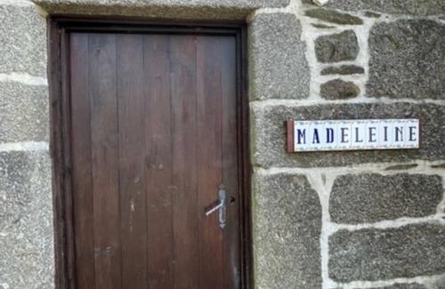 Saint-Nicolas-du-Pelem Casa | 4 Bedroom House, Sleeps 10, Swimming Pool, Wi-Fi, family & pet friendly