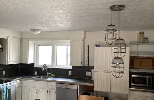 Huron-Kinloss Cabaña | 4 bedroom 2.5 baths sleeps 10 Wifi and free parking
