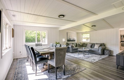 Craig Beach Casa | 4 Bedroom/2 bath Cozy Lake Milton Getaway with dock. 300 yards to the water!