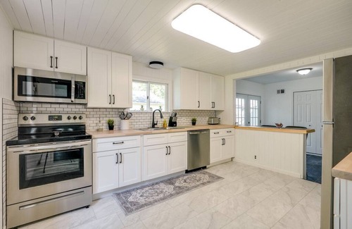 Craig Beach Casa | 4 Bedroom/2 bath Cozy Lake Milton Getaway with dock. 300 yards to the water!