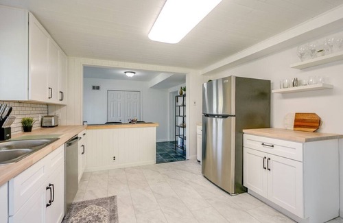 Craig Beach Casa | 4 Bedroom/2 bath Cozy Lake Milton Getaway with dock. 300 yards to the water!