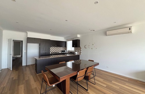 Thomastown Casa | 4 bedroom 2 bathroom 10min from Melbourne Airport & 20 min from CBD