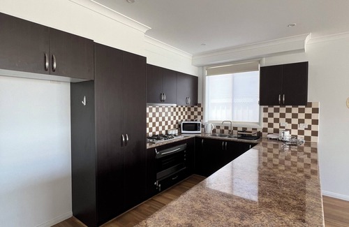 Thomastown Casa | 4 bedroom 2 bathroom 10min from Melbourne Airport & 20 min from CBD