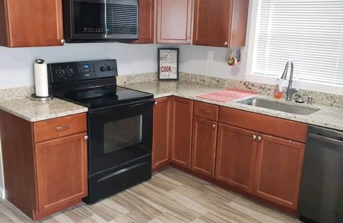 Manchester Casa | 4 bedroom/ 2 bathroom. Safe and quiet area