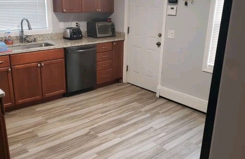 Manchester Casa | 4 bedroom/ 2 bathroom. Safe and quiet area