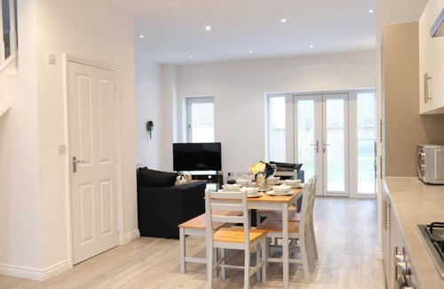 Milton Keynes Casa | 4 Bedroom 3.5 Bath House in City Centre - Sleeps 8