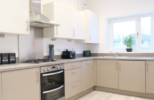 Milton Keynes Casa | 4 Bedroom 3.5 Bath House in City Centre - Sleeps 8