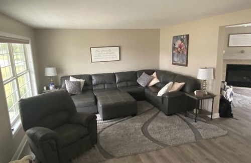 De Pere Casa | 4 Bedroom / 3.5 Bathroom House - 18 minutes from Lambeau. No pets.