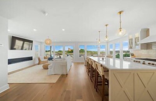 Gold Coast Condominio | 4 bedroom, 3 bath beach front property
