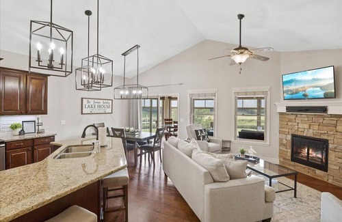 Camdenton Casa | 4 Bedroom/3 Bath Home on Fairway at Old Kinderhook Golf Resort + Next to Pool!