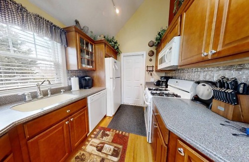 Yarmouth Port Casa | 4 Bedroom 3 Bath Colonial in Yarmouth Port Sleeps 8