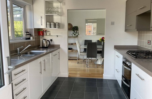 Highcliffe-on-Sea Casa | 4 bedroom, 3 bath, walk to the beach, golf, shops, pubs. New Forest 3 miles.