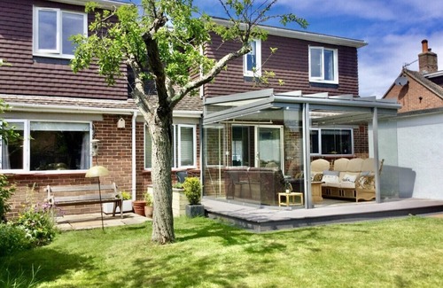 Highcliffe-on-Sea Casa | 4 bedroom, 3 bath, walk to the beach, golf, shops, pubs. New Forest 3 miles.