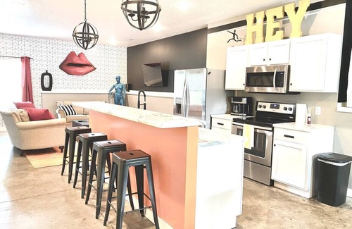 Maryville Casa | 4 bedroom/4.5 bathroom/ 10 beds/ pets/ pool table