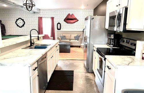 Maryville Casa | 4 bedroom/4.5 bathroom/ 10 beds/ pets/ pool table