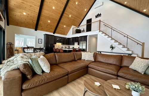 Campton Casa | 4 Bedroom, 4 Bath New Luxury Mountain-Chic Retreat on a Golf Course Resort!