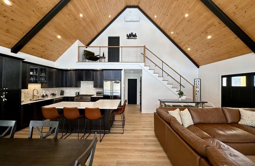 Campton Casa | 4 Bedroom, 4 Bath New Luxury Mountain-Chic Retreat on a Golf Course Resort!