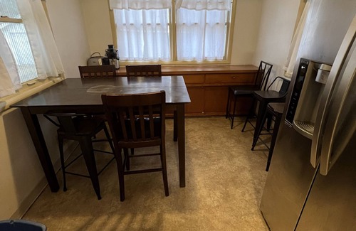 Cedar Rapids - Iowa City Casa | 4 Bedroom, 6 Bed, 2 Bathroom 2 Story Spacious Home NW Side of CR