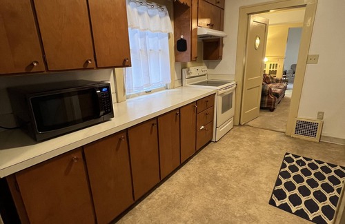 Cedar Rapids - Iowa City Casa | 4 Bedroom, 6 Bed, 2 Bathroom 2 Story Spacious Home NW Side of CR