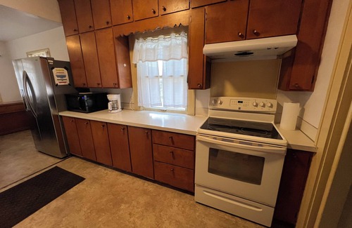 Cedar Rapids - Iowa City Casa | 4 Bedroom, 6 Bed, 2 Bathroom 2 Story Spacious Home NW Side of CR