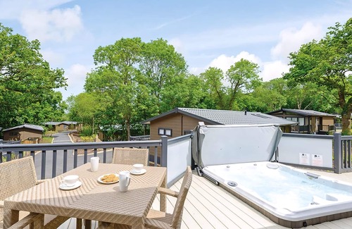 Ryde Chalet De Esquí | Spacious lodge with double bedrooms both with stylish en suite shower and two twin.