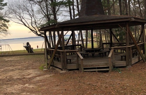 Flint Casa | 4 Bedroom Angel Lakehouse, Pet Friendly with TV in each room