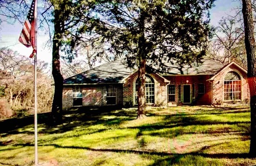 Flint Casa | 4 Bedroom Angel Lakehouse, Pet Friendly with TV in each room