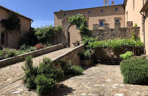Seggiano Casa | 4 bedroom apartment in a medieval castle estate with swimming pool