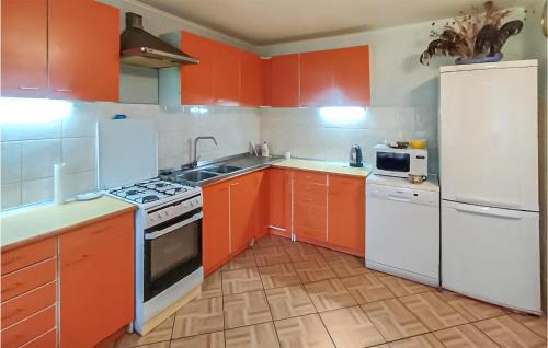 Slawno Casa | 4 Bedroom Awesome Apartment In Lukowo