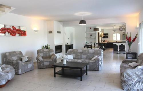 Apt Casa | 4 Bedroom Awesome Home In Apt