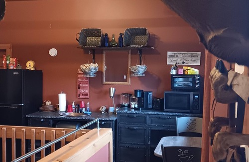 North Creek Cama Y Desayuno | 4-bedroom bed & breakfast in distinct North Creek, with a rustic cozy cabin feel