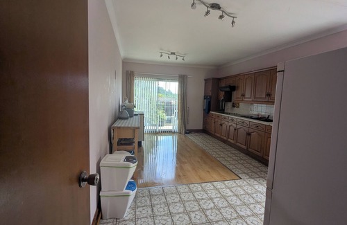 Landore Casa | 4 Bedroom bungalow in Swansea. Just a shot drive to Mumbles and great beaches.