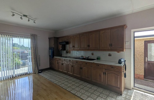Landore Casa | 4 Bedroom bungalow in Swansea. Just a shot drive to Mumbles and great beaches.
