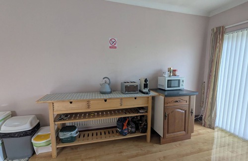 Landore Casa | 4 Bedroom bungalow in Swansea. Just a shot drive to Mumbles and great beaches.