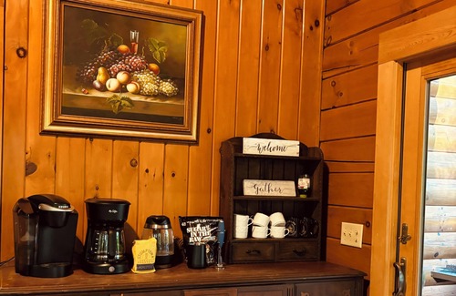 Howard Cabina | 4-bedroom cabin in peaceful Apple Valley with AC, WiFi. Enjoy nature retreat.