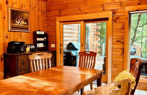 Howard Cabina | 4-bedroom cabin in peaceful Apple Valley with AC, WiFi. Enjoy nature retreat.