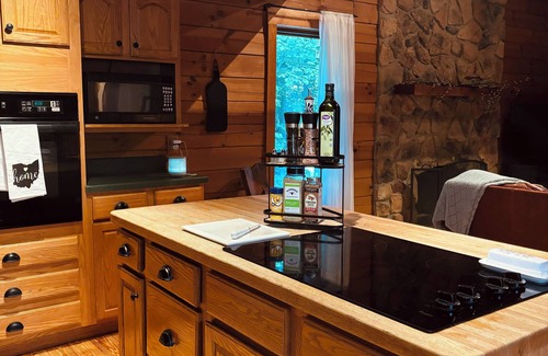 Howard Cabina | 4-bedroom cabin in peaceful Apple Valley with AC, WiFi. Enjoy nature retreat.
