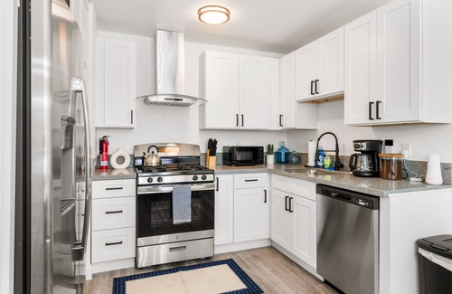 Parkway-South Sacramento Casa | 4-Bedroom Cactus-Themed Retreat with Plush Beds