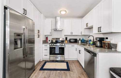 Parkway-South Sacramento Casa | 4-Bedroom Cactus-Themed Retreat with Plush Beds