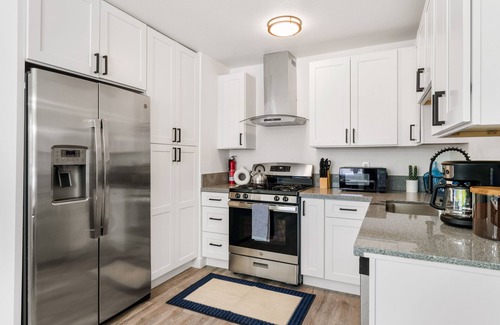 Parkway-South Sacramento Casa | 4-Bedroom Cactus-Themed Retreat with Plush Beds