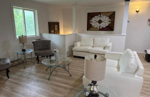 Amboy Casa | 4-Bedroom Chateau in Southern Washington- Luxurious Retreat with Pond & Creek